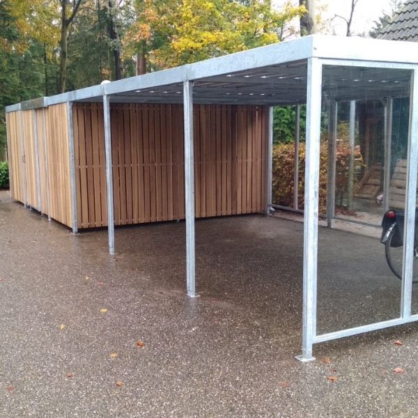 Berging met aansluitend een transparante overkapping in Hattem